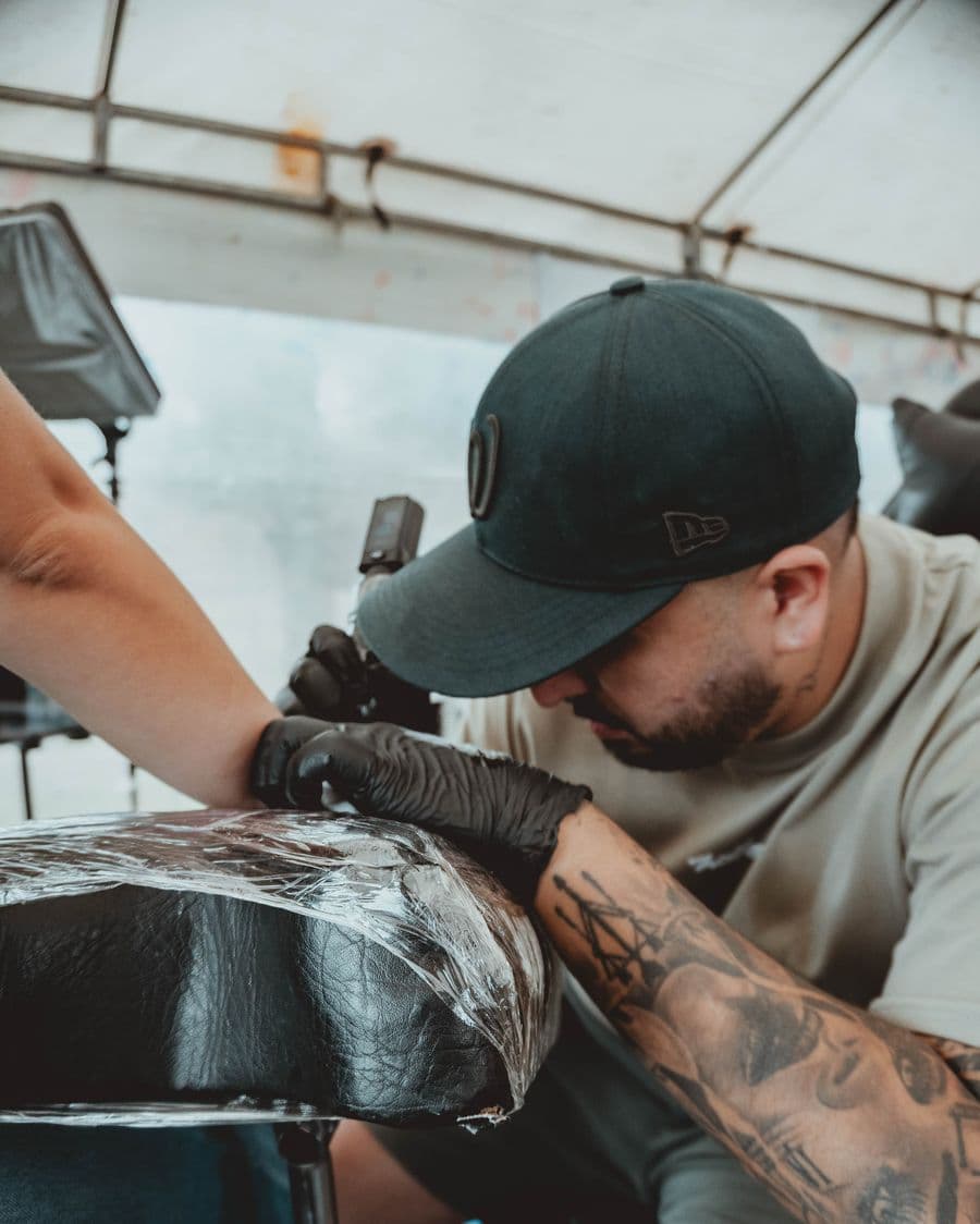 Crisbo tatuando en su estudio en Bogotá